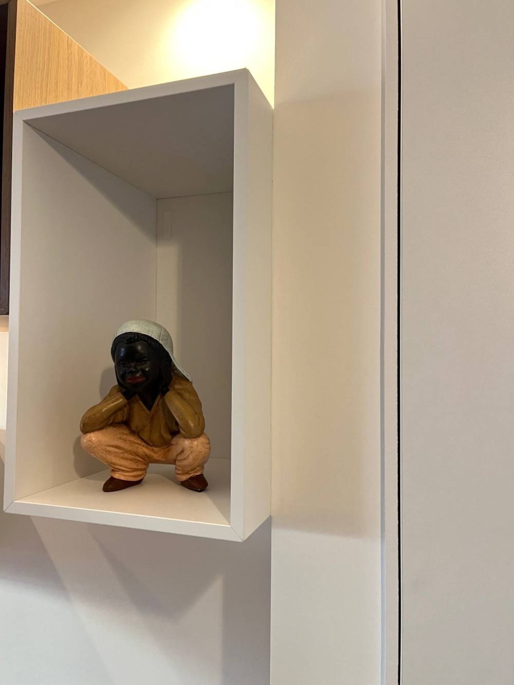 Meuble niche blanche suspendue statuette — Mood Inside, agenceur à Annecy