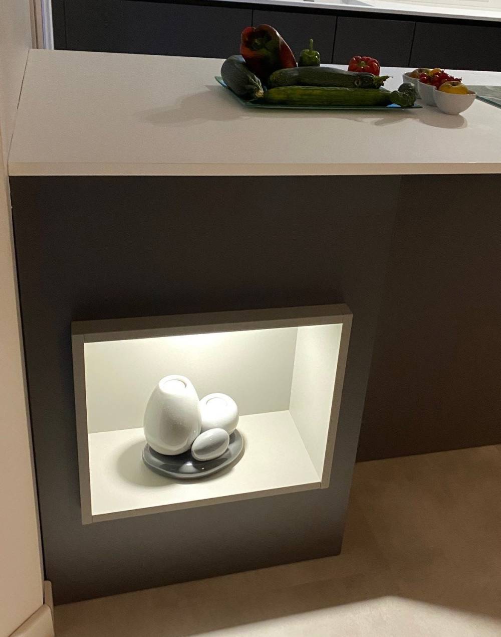 Meuble niche lumineuse îlot anthracite plan blanc — Mood Inside, agenceur à Annecy