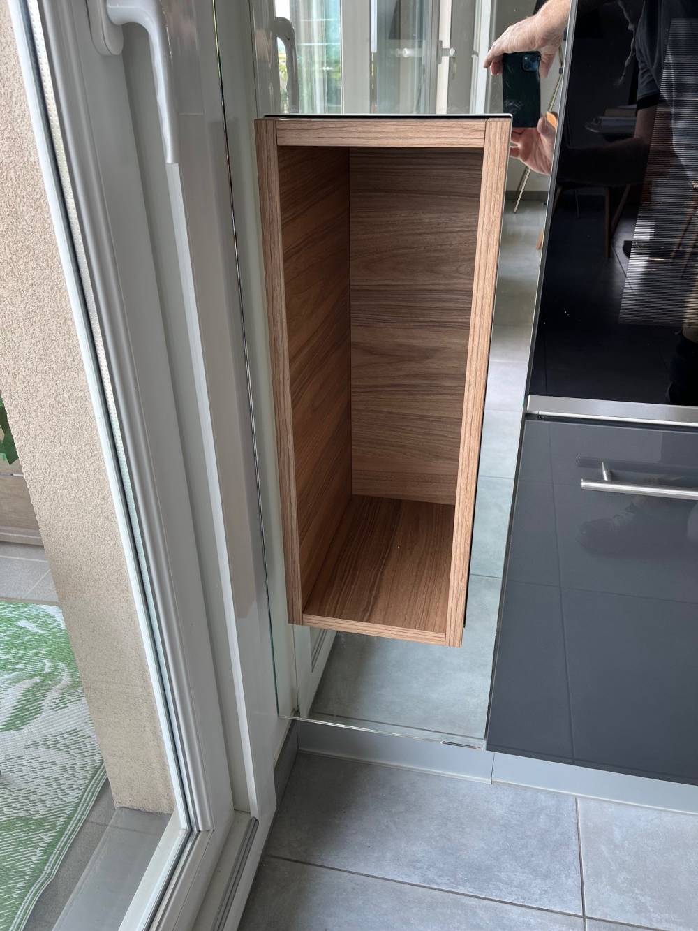 Meuble niche noyer suspendue cuisine — Mood Inside, agenceur à Annecy