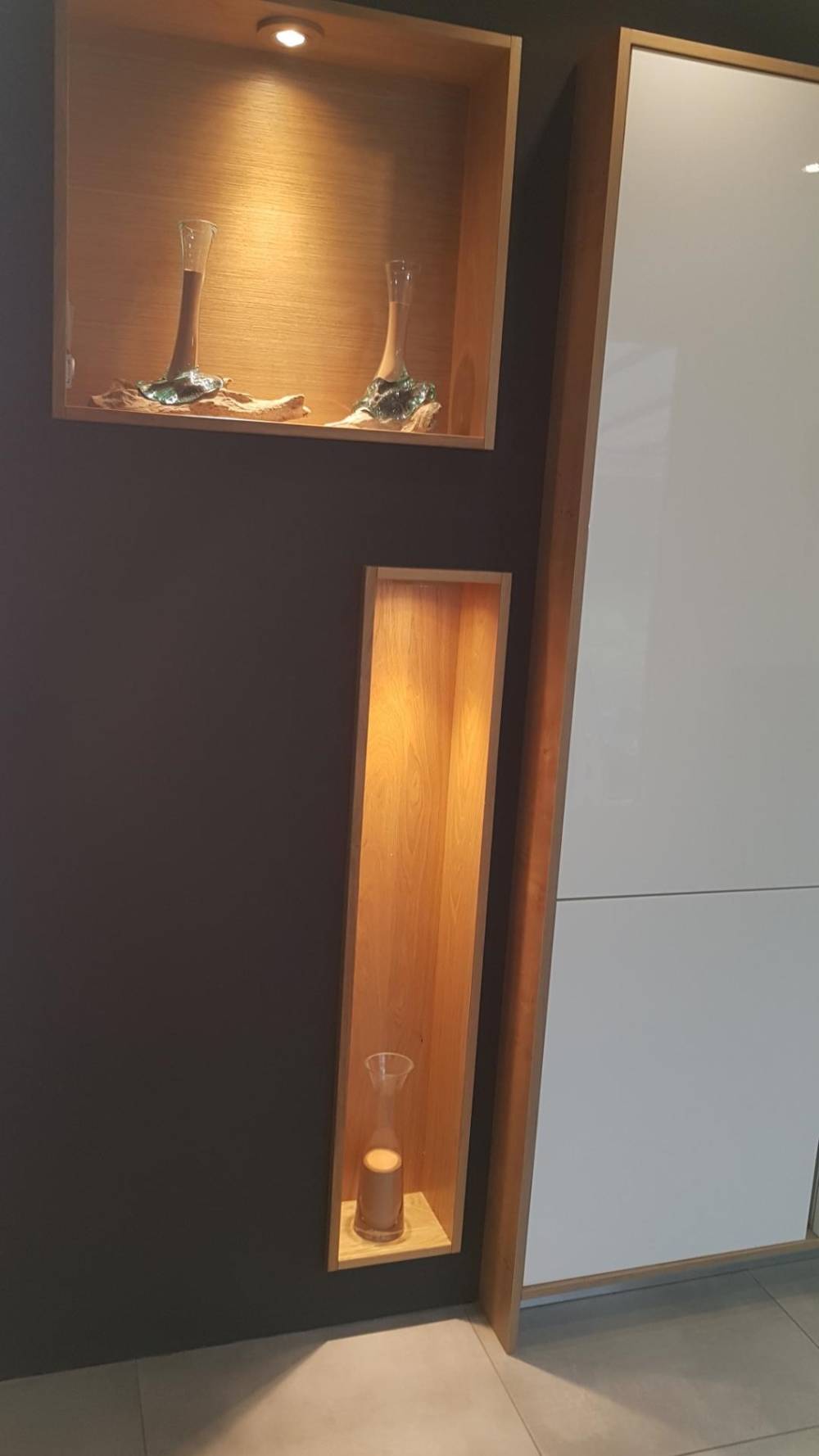 Meuble niches éclairées chêne mur anthracite — Mood Inside, agenceur à Annecy