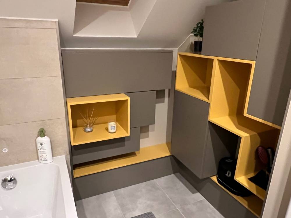 Meuble salle de bain gris niches jaune moutarde — Mood Inside, agenceur à Annecy