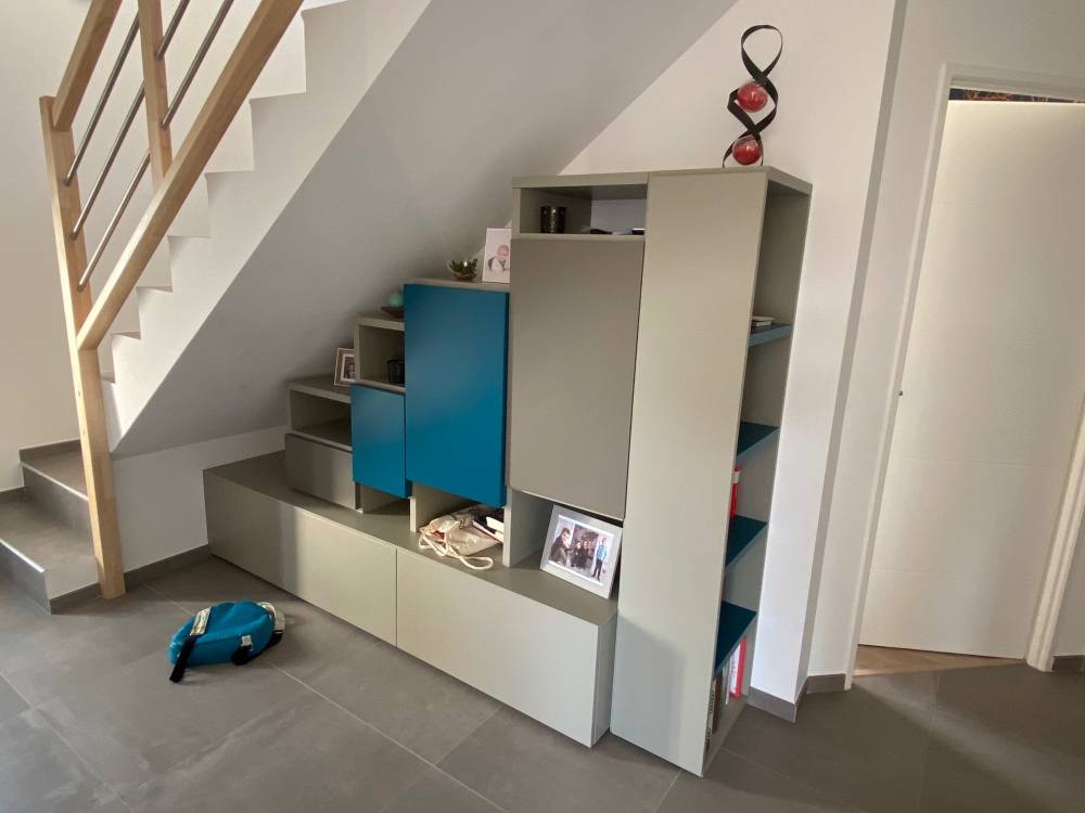 Meuble sous escalier bleu canard gris étagères — Mood Inside, agenceur à Annecy