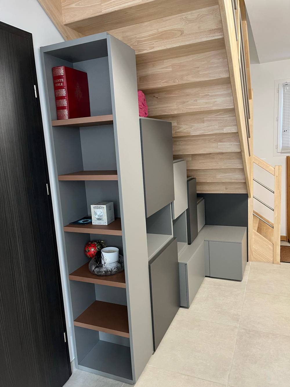 Meuble sous escalier gris étagères noyer — Mood Inside, agenceur à Annecy