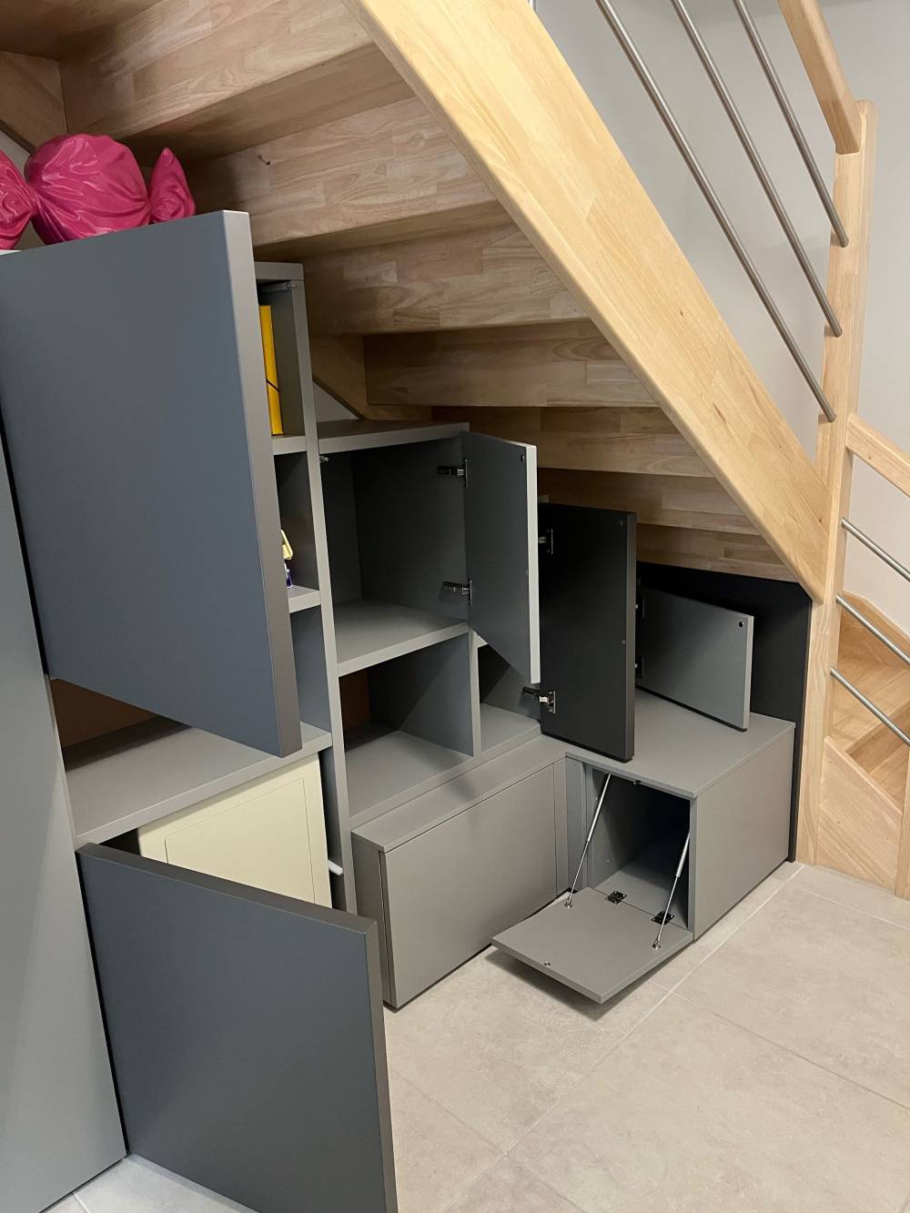Meuble sous escalier gris portes ouvertes — Mood Inside, agenceur à Annecy