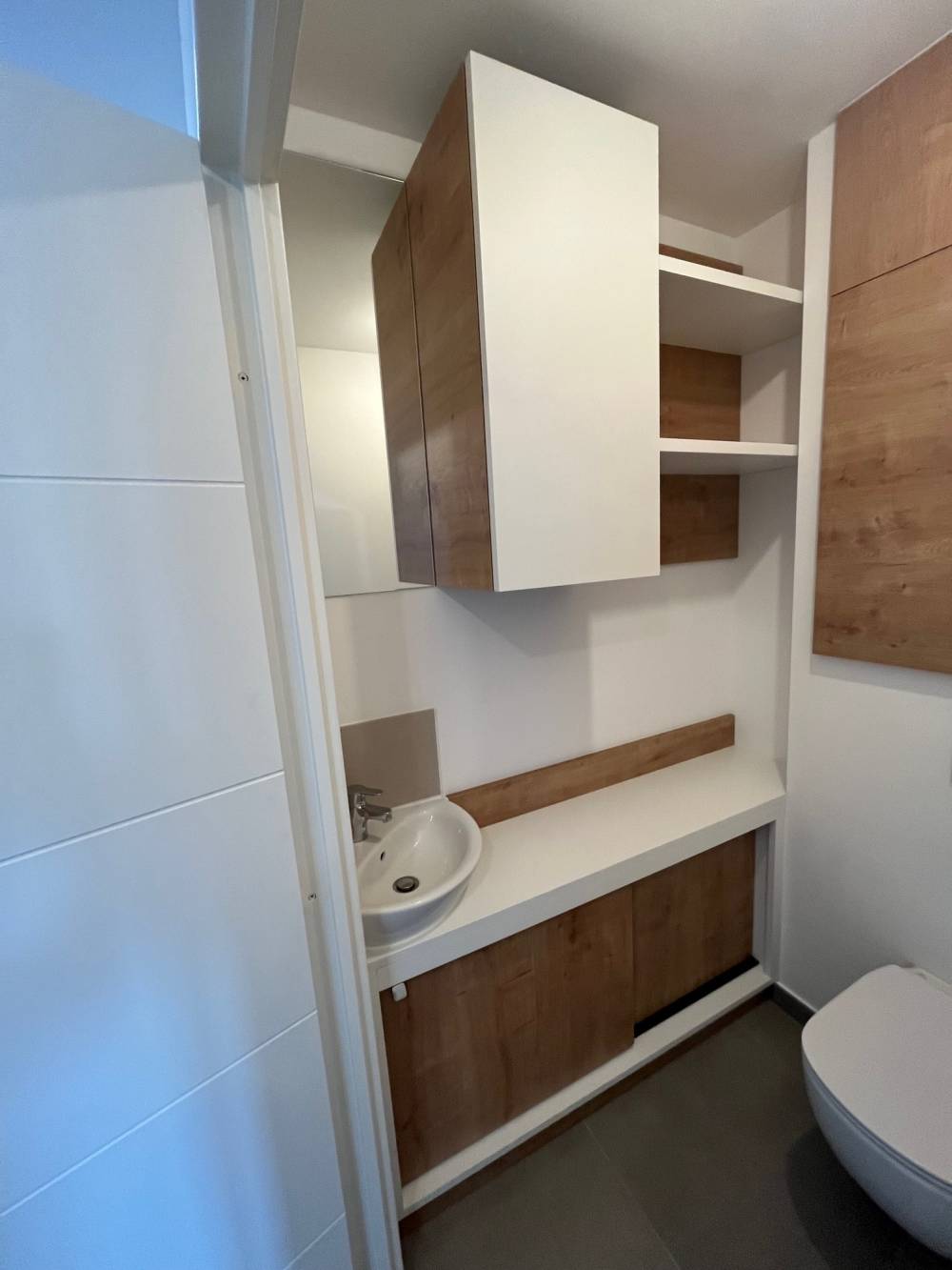 Meuble WC placard haut chêne blanc lave mains — Mood Inside, agenceur à Annecy