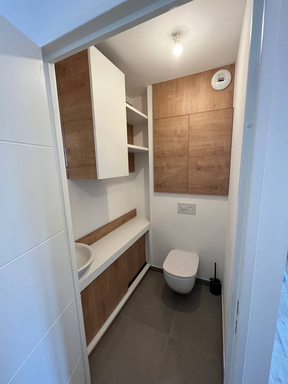 Meuble WC suspendu chêne blanc lave mains — Mood Inside, agenceur à Annecy