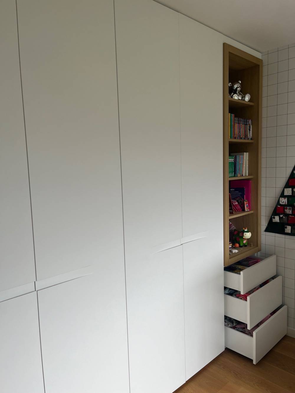 Placard blanc niche bois tiroirs chambre enfant — Mood Inside, agenceur à Annecy