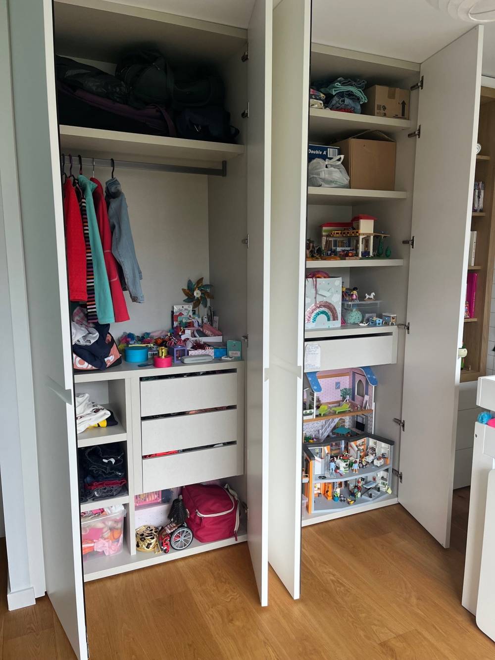 Placard blanc ouvert penderie jouets chambre enfant — Mood Inside, agenceur à Annecy