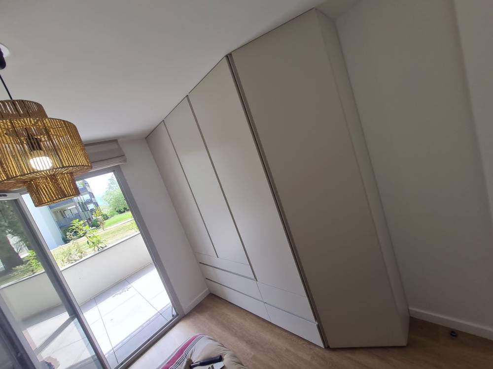 Placard blanc sous pente chambre — Mood Inside, agenceur à Annecy