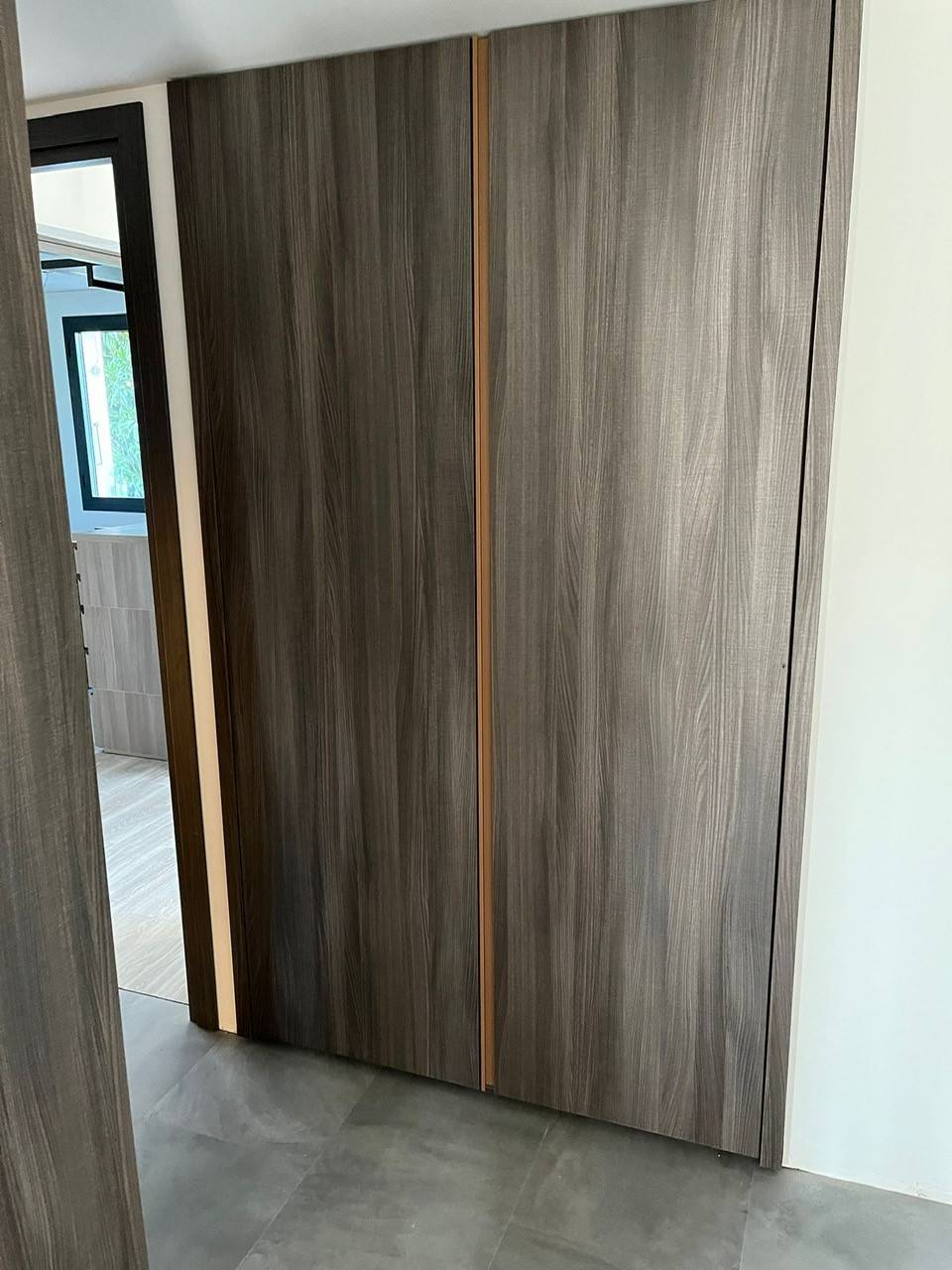 Placard bois foncé filet cuivre entree — Mood Inside, agenceur à Annecy