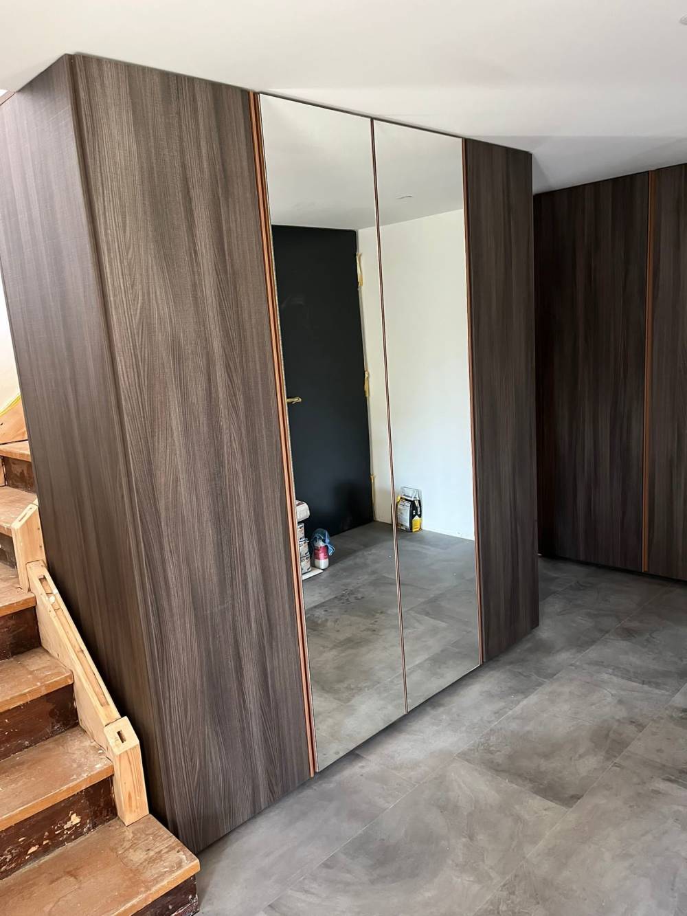 Placard bois foncé portes miroir entree — Mood Inside, agenceur à Annecy