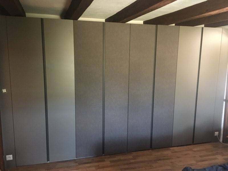 Placard mur portes grises poutres apparentes — Mood Inside, agenceur à Annecy