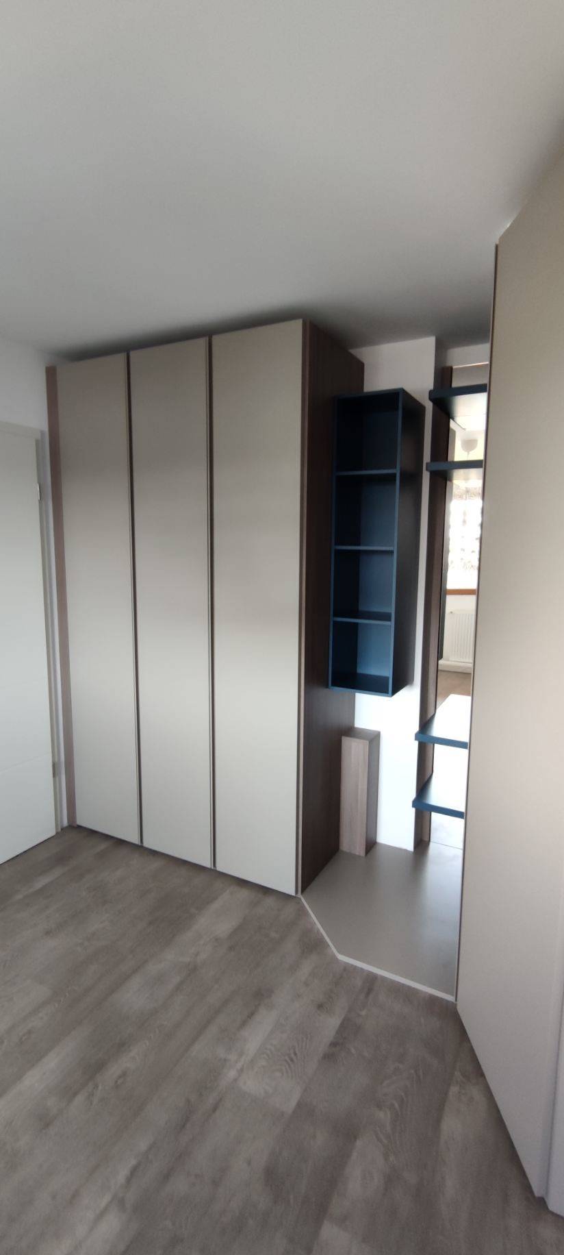 Placard portes beiges dressing bleu chambre — Mood Inside, agenceur à Annecy