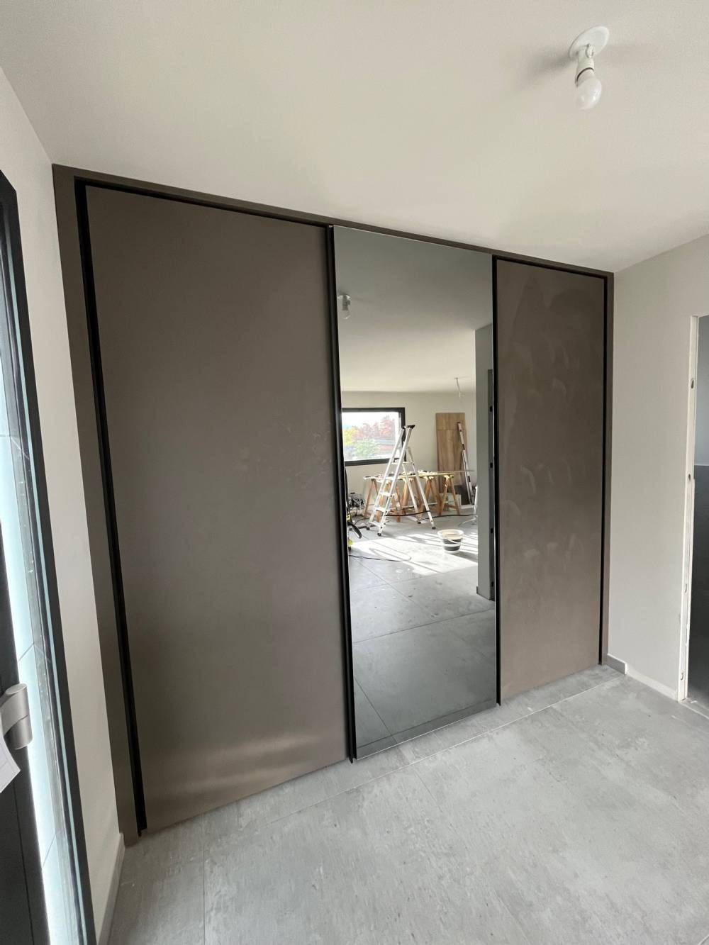 Placard portes coulissantes miroir taupe — Mood Inside, agenceur à Annecy