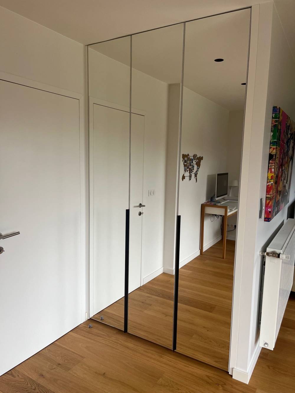 Placard portes miroir poignees noires parquet — Mood Inside, agenceur à Annecy