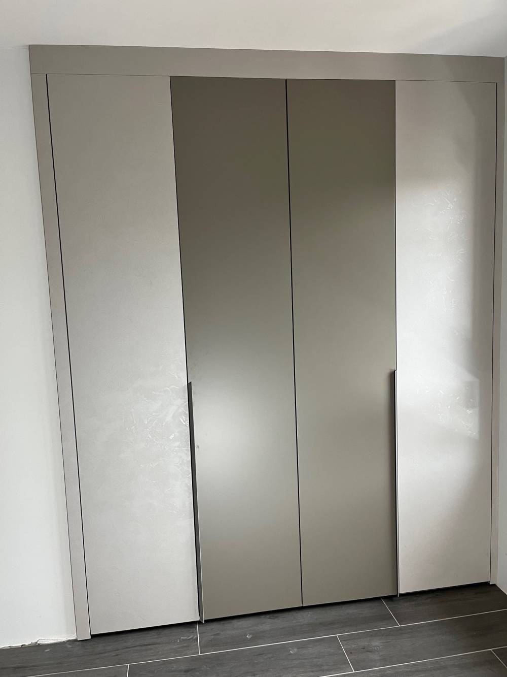 Placard trois portes taupe entree — Mood Inside, agenceur à Annecy