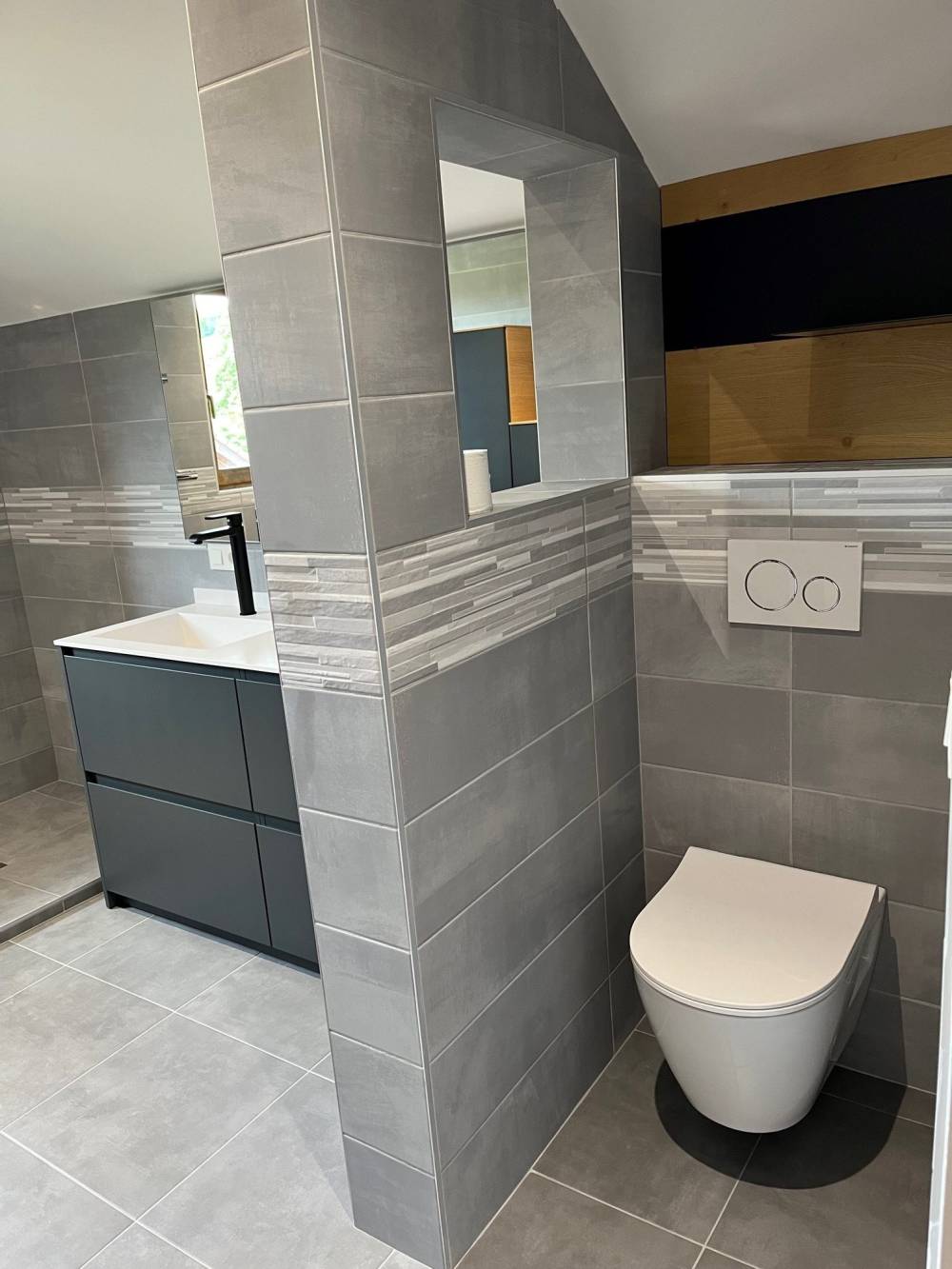Salle de bain anthracite WC suspendu cloison — Mood Inside, agenceur à Annecy