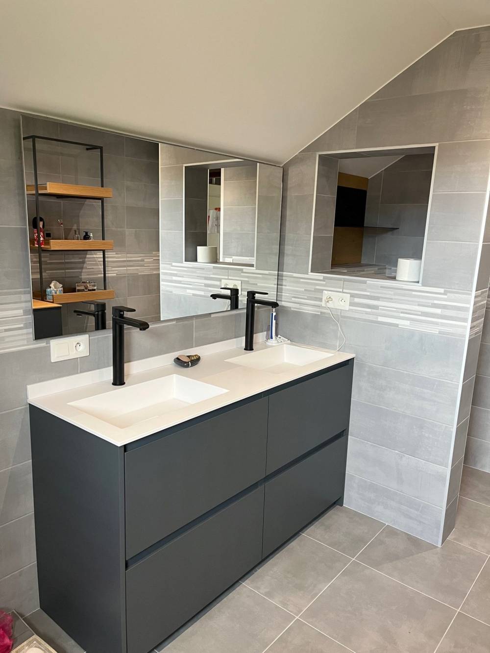 Salle de bain double vasque anthracite robinets noirs — Mood Inside, agenceur à Annecy