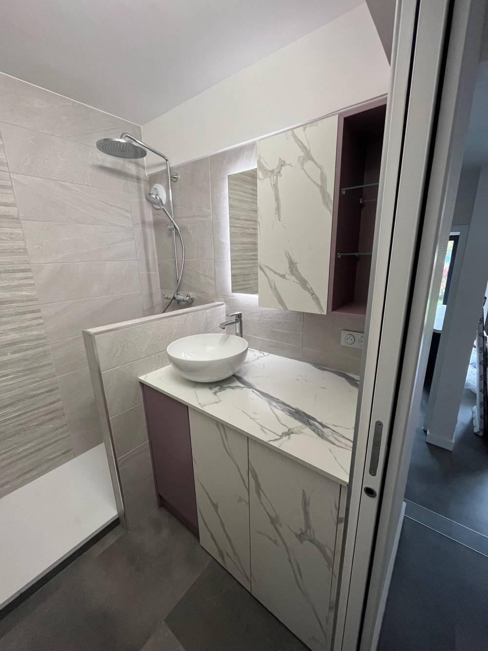 Salle de bain effet marbre prune vue ensemble douche — Mood Inside, agenceur à Annecy
