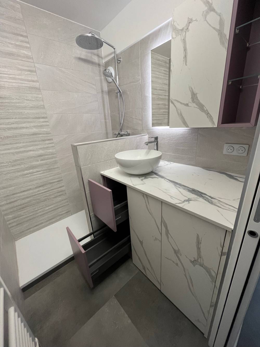 Salle de bain effet marbre tiroir ouvert prune — Mood Inside, agenceur à Annecy