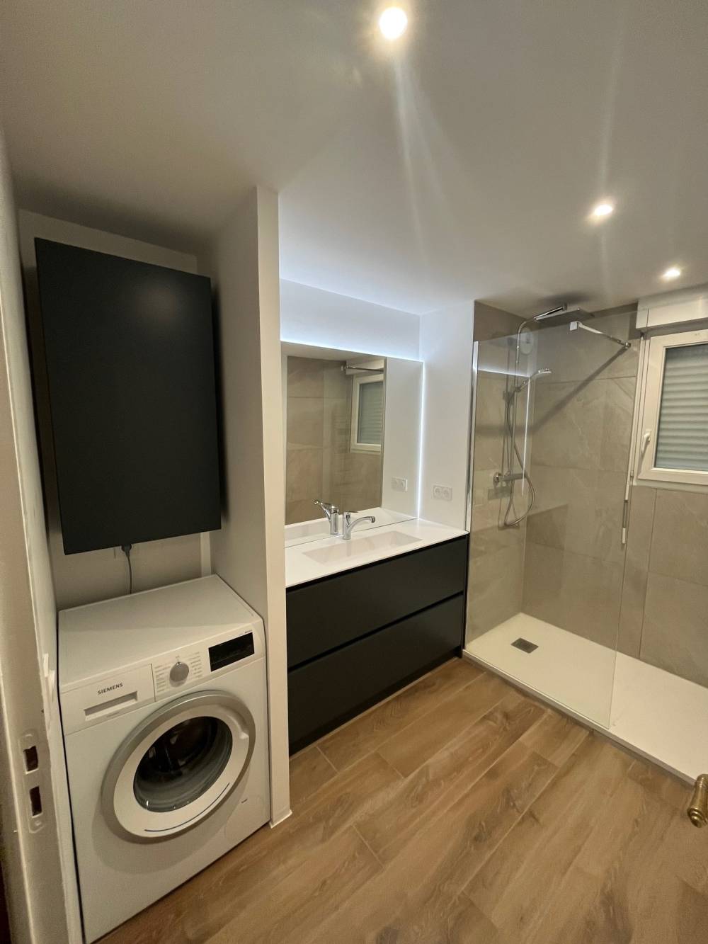 Salle de bain meuble anthracite lave linge douche — Mood Inside, agenceur à Annecy