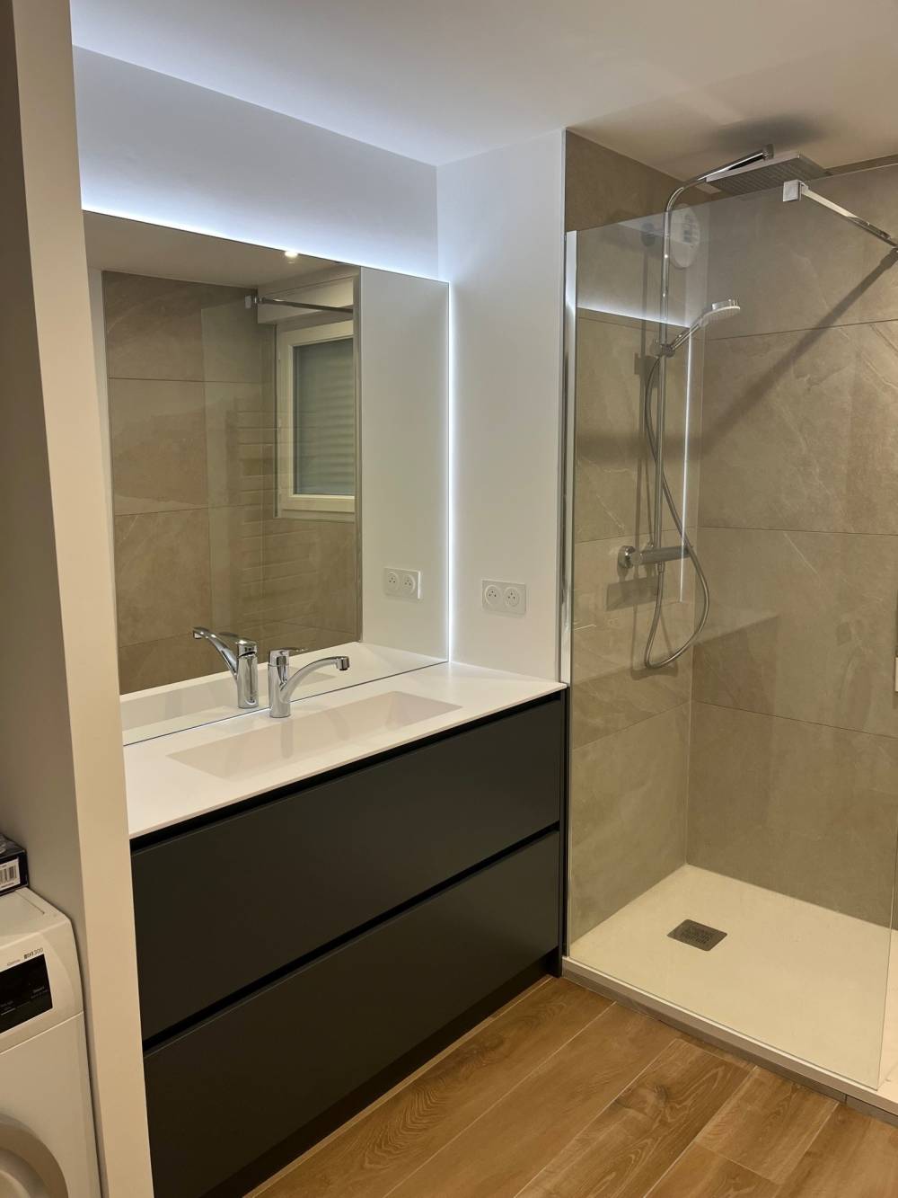 Salle de bain meuble anthracite plan blanc douche italienne — Mood Inside, agenceur à Annecy