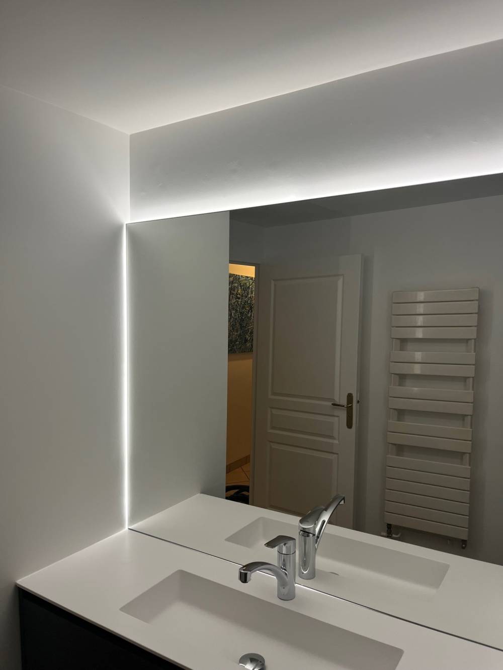 Salle de bain miroir rétroéclairé vasque blanche — Mood Inside, agenceur à Annecy