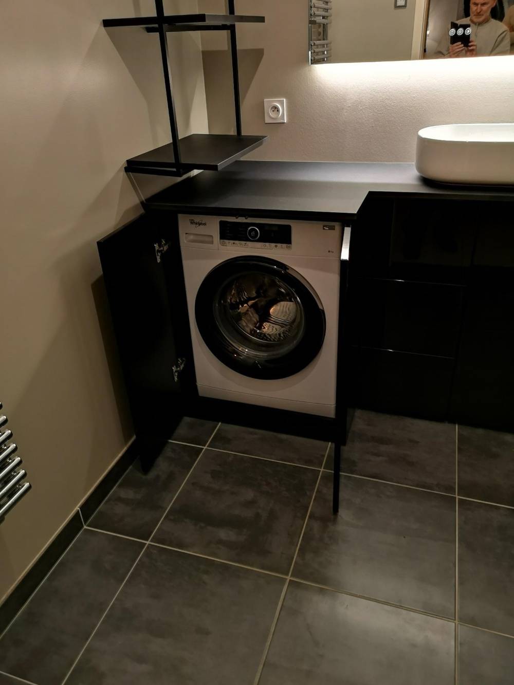 Salle de bain noire meuble lave linge intégré — Mood Inside, agenceur à Annecy