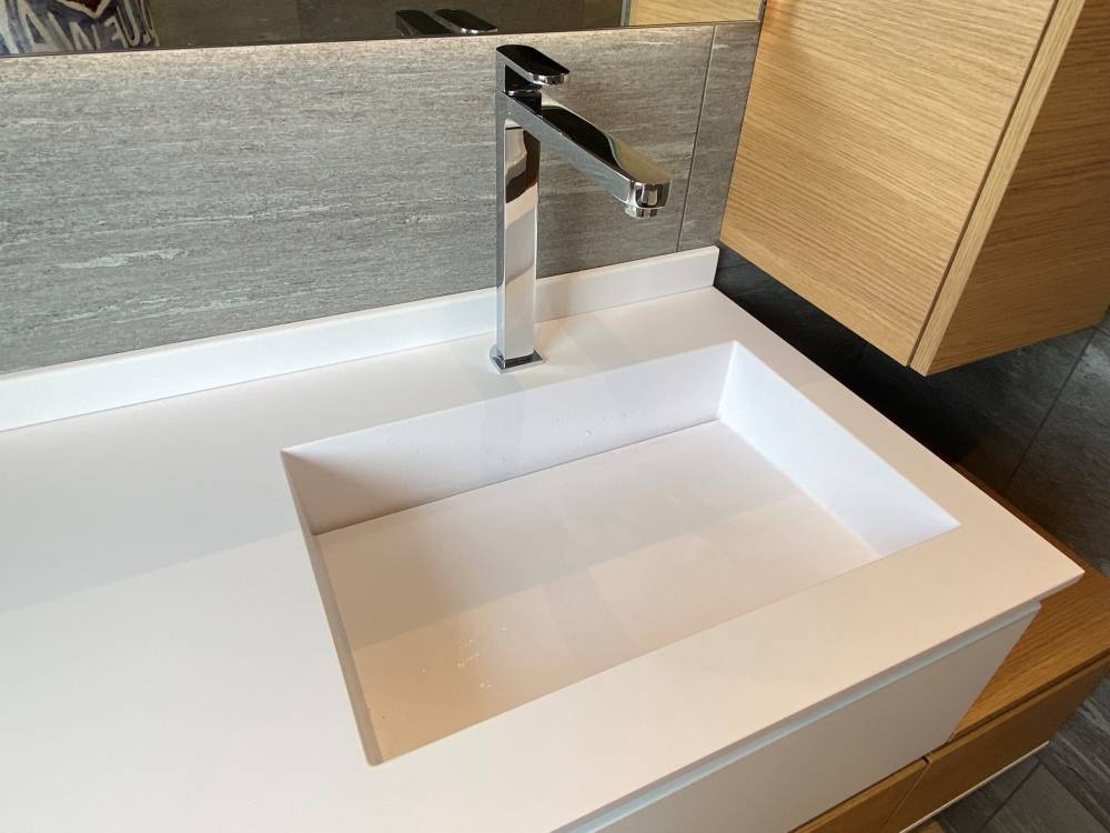 Salle de bain vasque intégrée blanche robinet chromé — Mood Inside, agenceur à Annecy