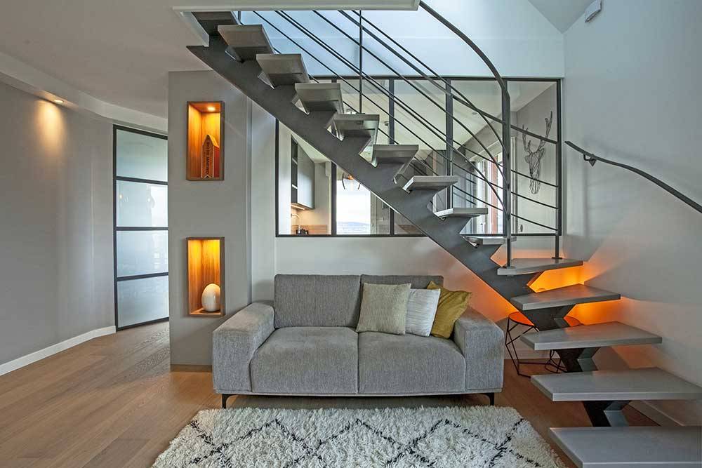 Salon escalier niches éclairées verrière canapé — Mood Inside, agenceur à Annecy