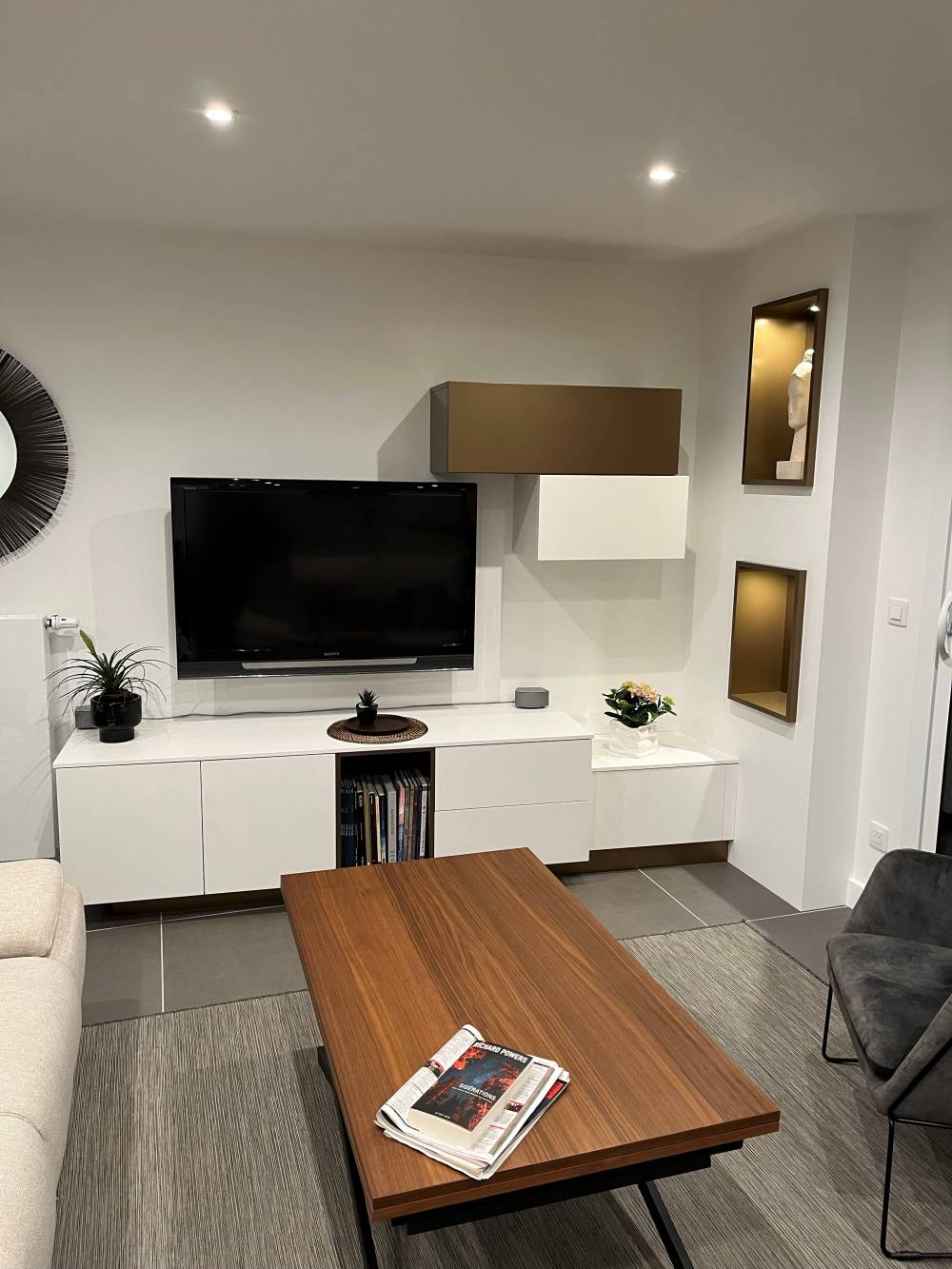 Salon meuble TV blanc bronze niches table basse — Mood Inside, agenceur à Annecy