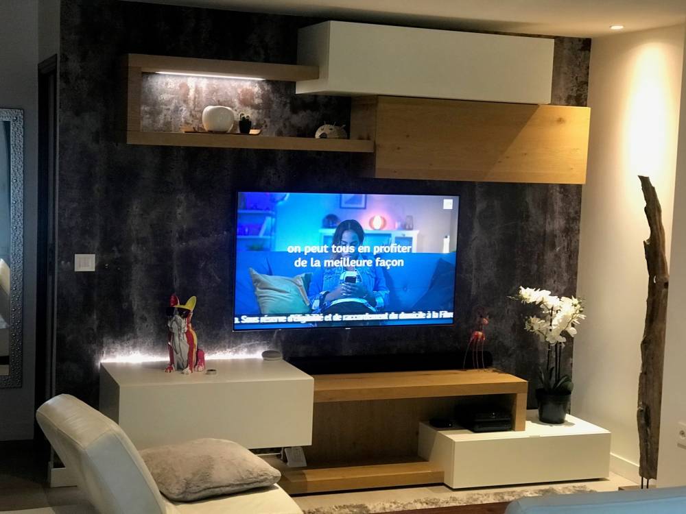 Salon meuble TV blanc chêne étagère éclairée — Mood Inside, agenceur à Annecy