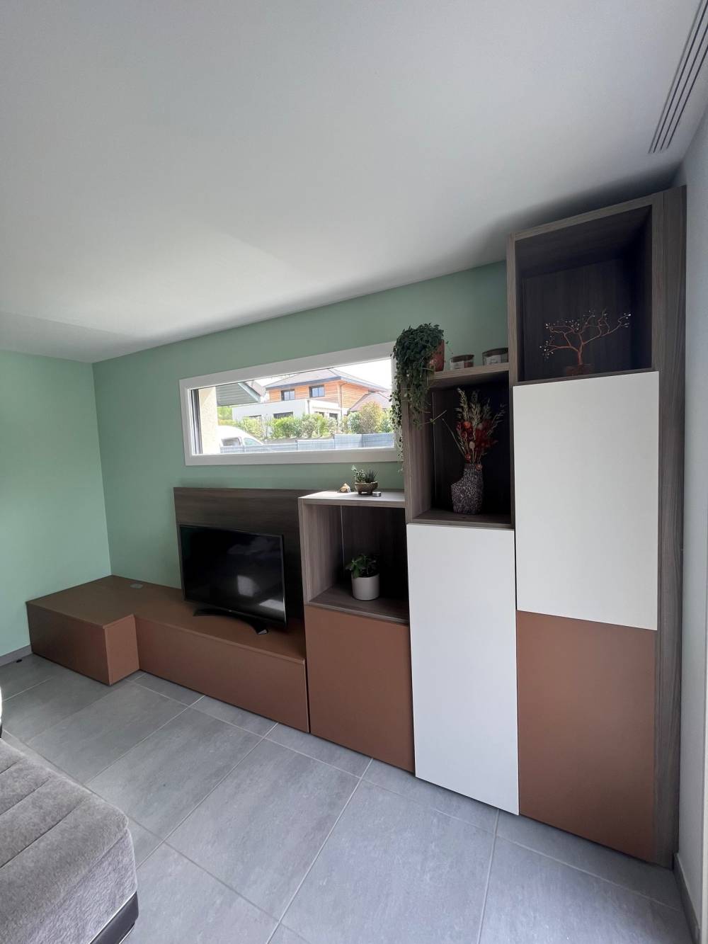 Salon meuble TV blanc cuivre noyer mur vert — Mood Inside, agenceur à Annecy