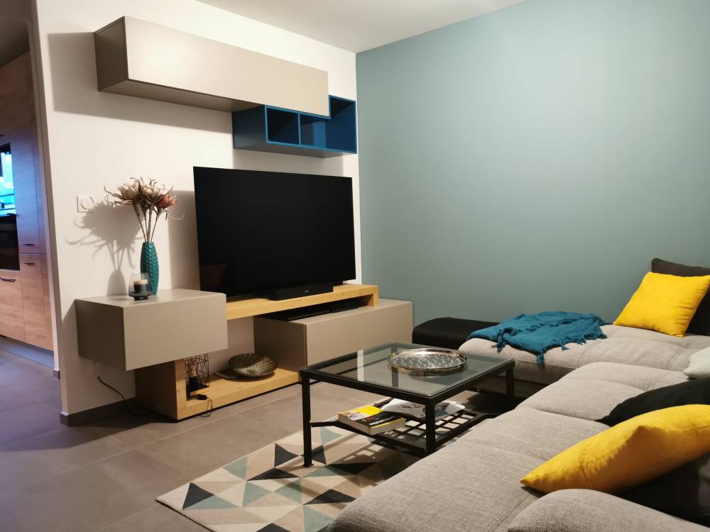 Salon meuble TV gris chêne bleu canard canapé — Mood Inside, agenceur à Annecy