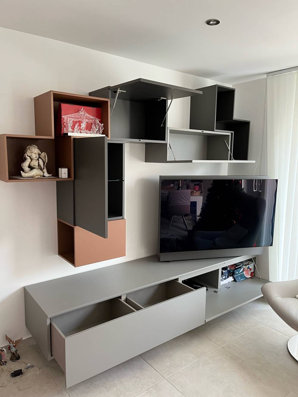Salon meuble TV gris cubes cuivre tiroirs ouverts — Mood Inside, agenceur à Annecy