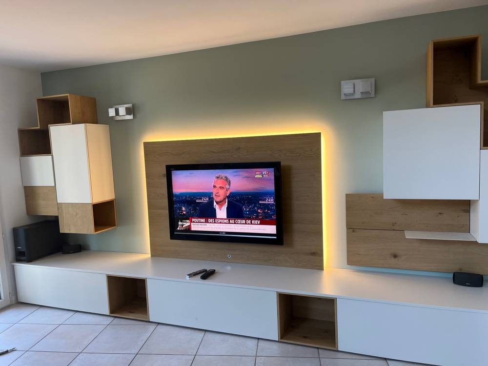 Salon meuble TV panneau chêne rétroéclairé LED — Mood Inside, agenceur à Annecy