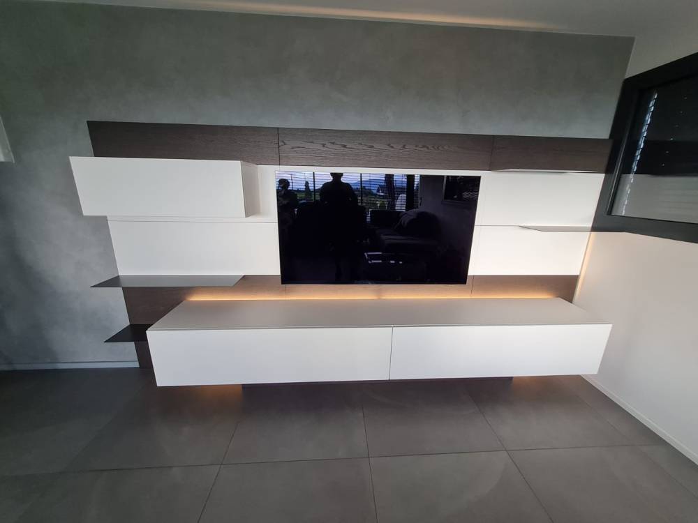 Salon meuble TV suspendu blanc éclairage LED — Mood Inside, agenceur à Annecy